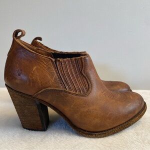 Frye Llana Shootie 3471258 Bootie in Cognac